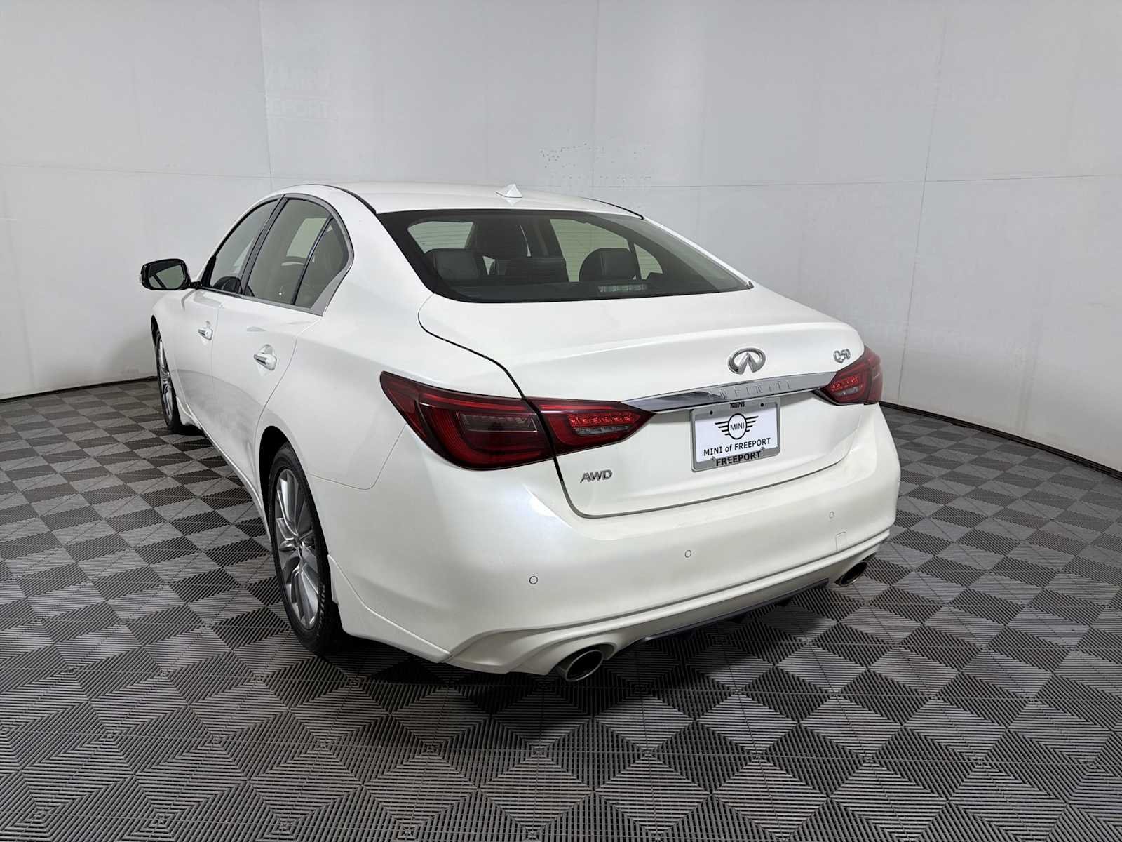 Used 2023 Majestic White INFINITI LUXE image 5