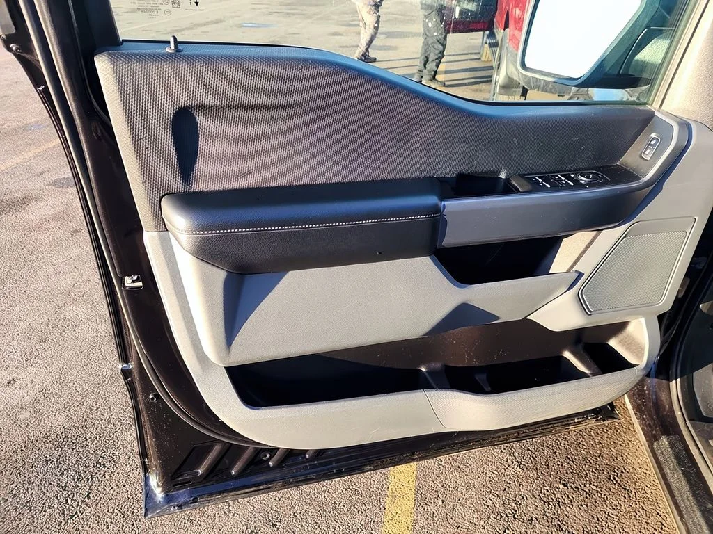 Used 2021 Agate Black Metallic Ford XLT image 4