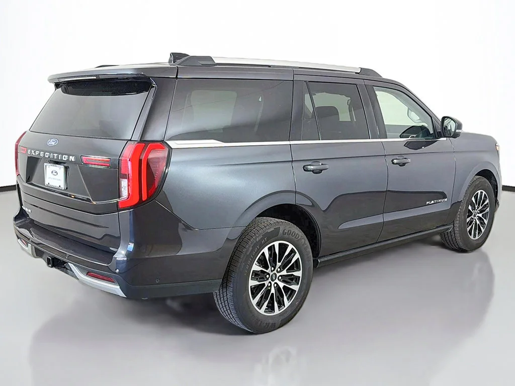 Used 2025 Gray Metallic Ford Platinum image 17