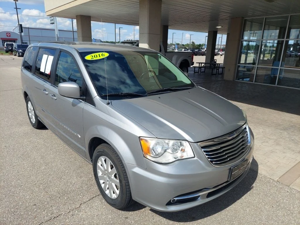 2016 Chrysler Town & Country Touring's photo
