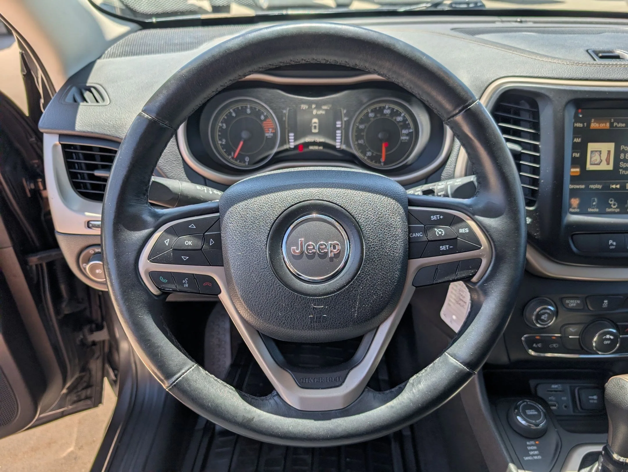 Used 2017 Granite Crystal Metallic Clearcoat Jeep Latitude image 15