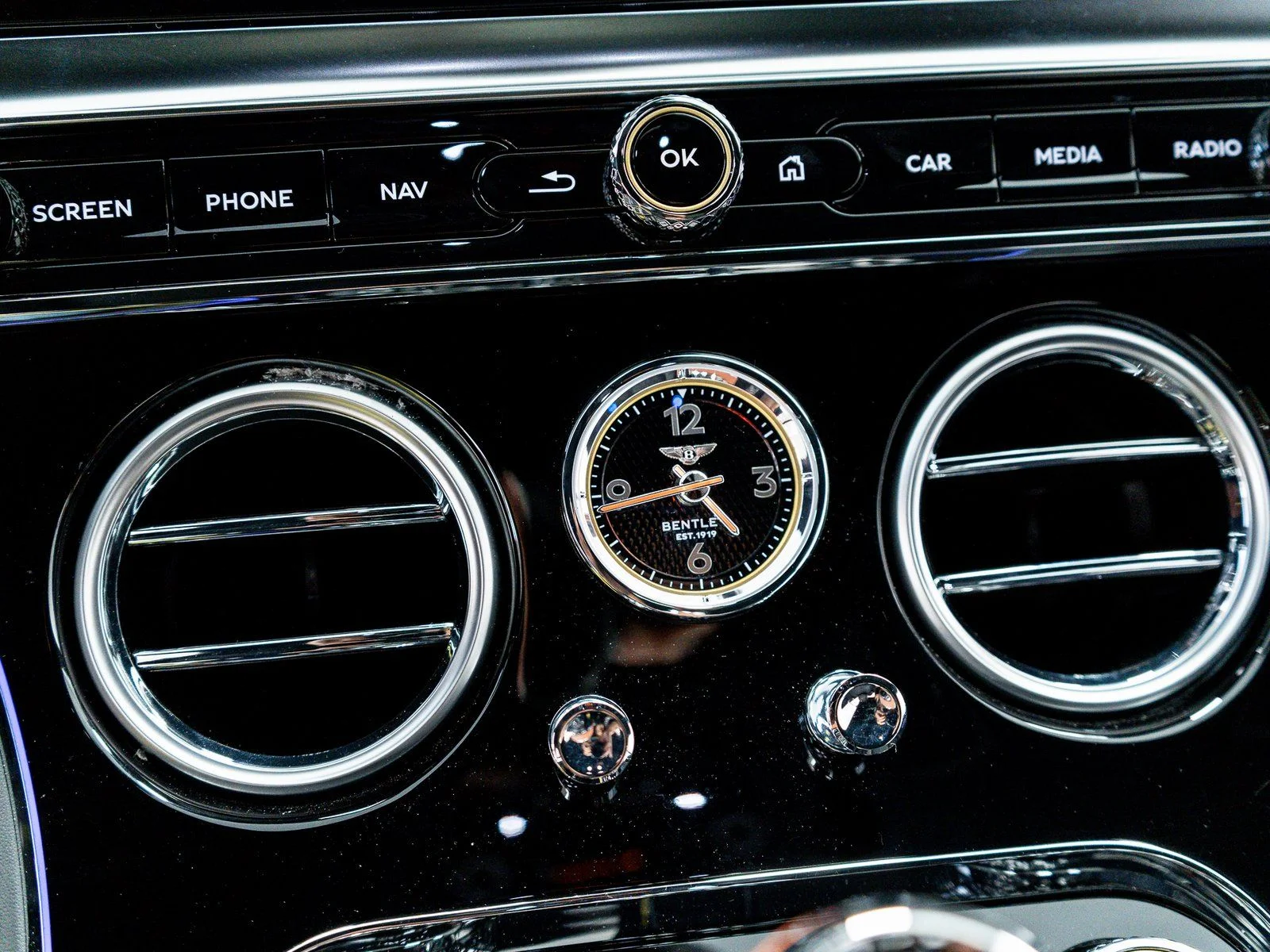 New 2026 Tourmaline Green - by Mulliner Bentley Azure image 31
