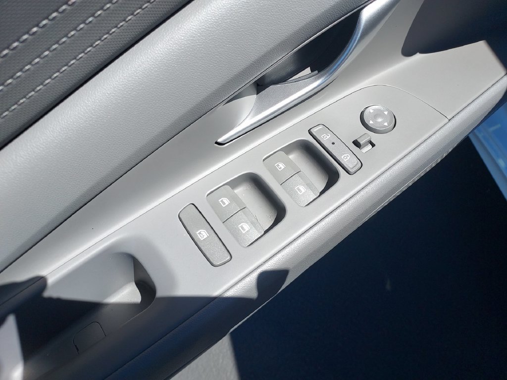 Used 2025 White Hyundai SE image 19