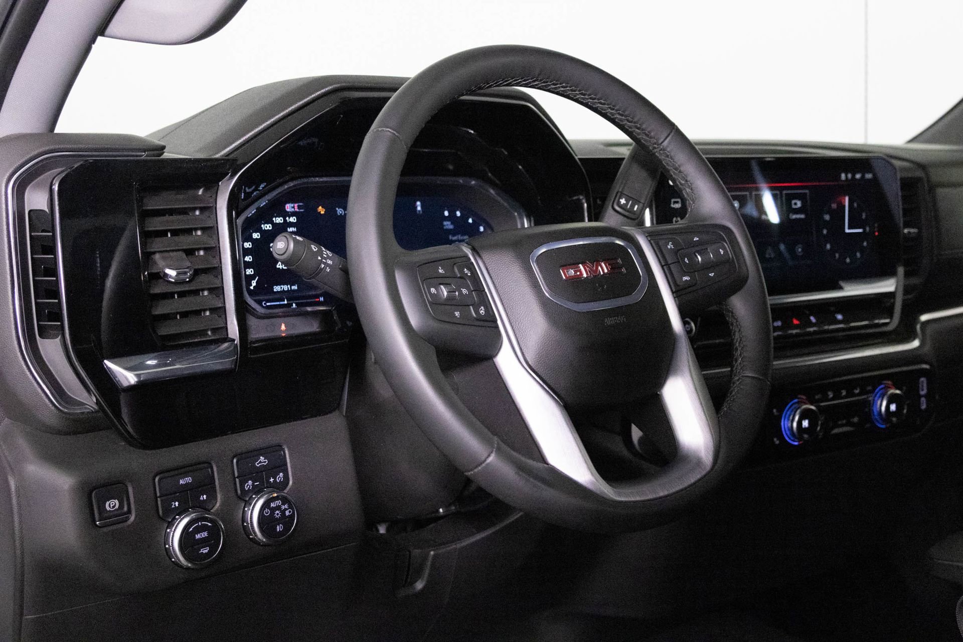 2024 GMC SIERRA - Image 30