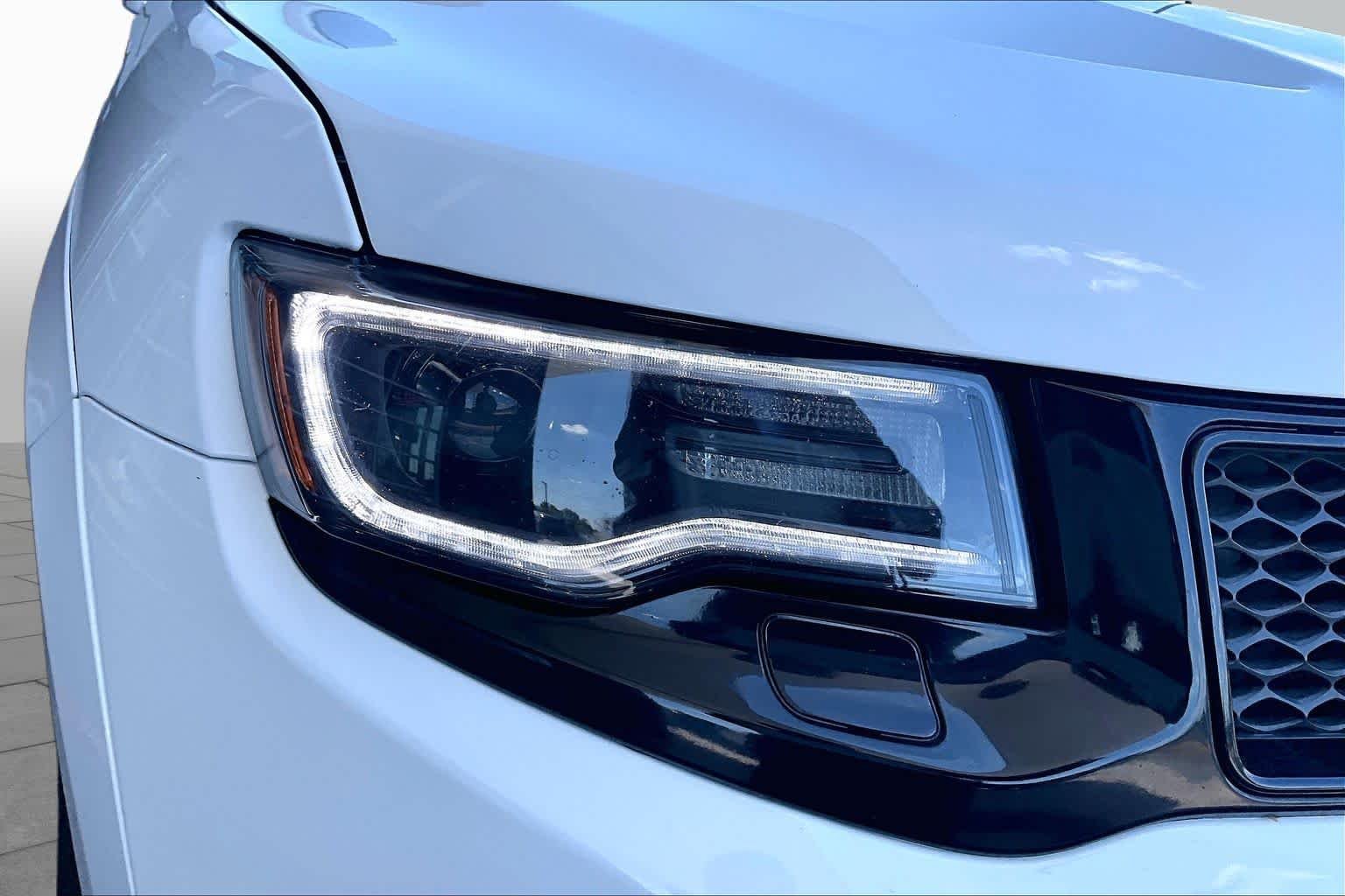 Used 2018 Bright White Clearcoat Jeep SRT image 27