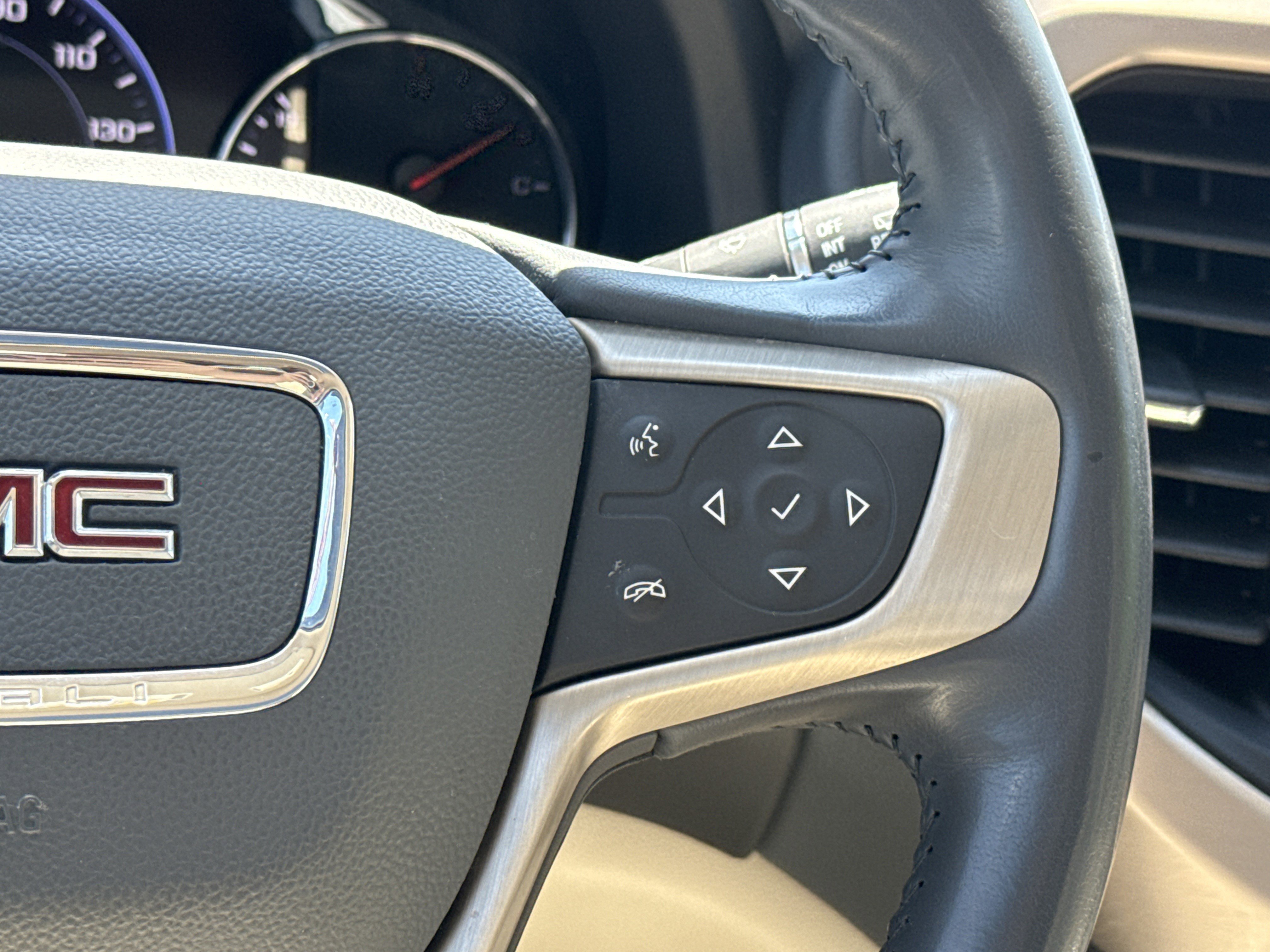 Used 2022 White Frost Tricoat GMC Denali image 29