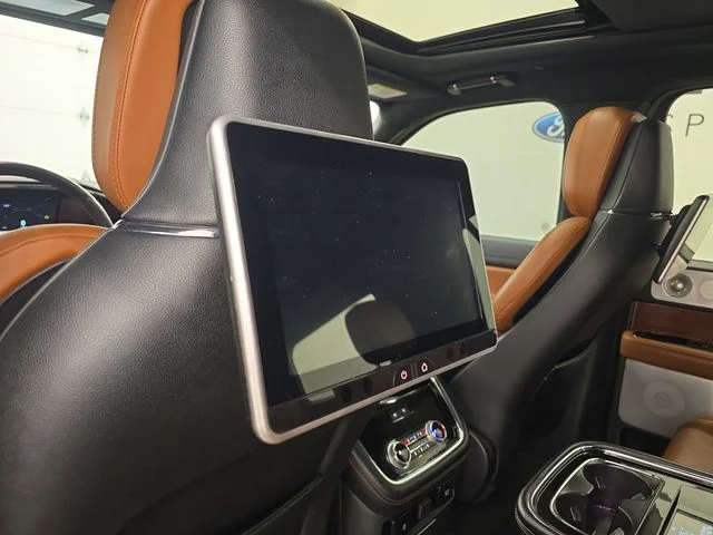 Used 2020 Black Lincoln Reserve image 25