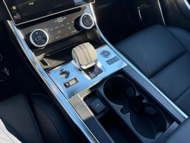 Used 2024  Jaguar R-Dynamic SE image 25