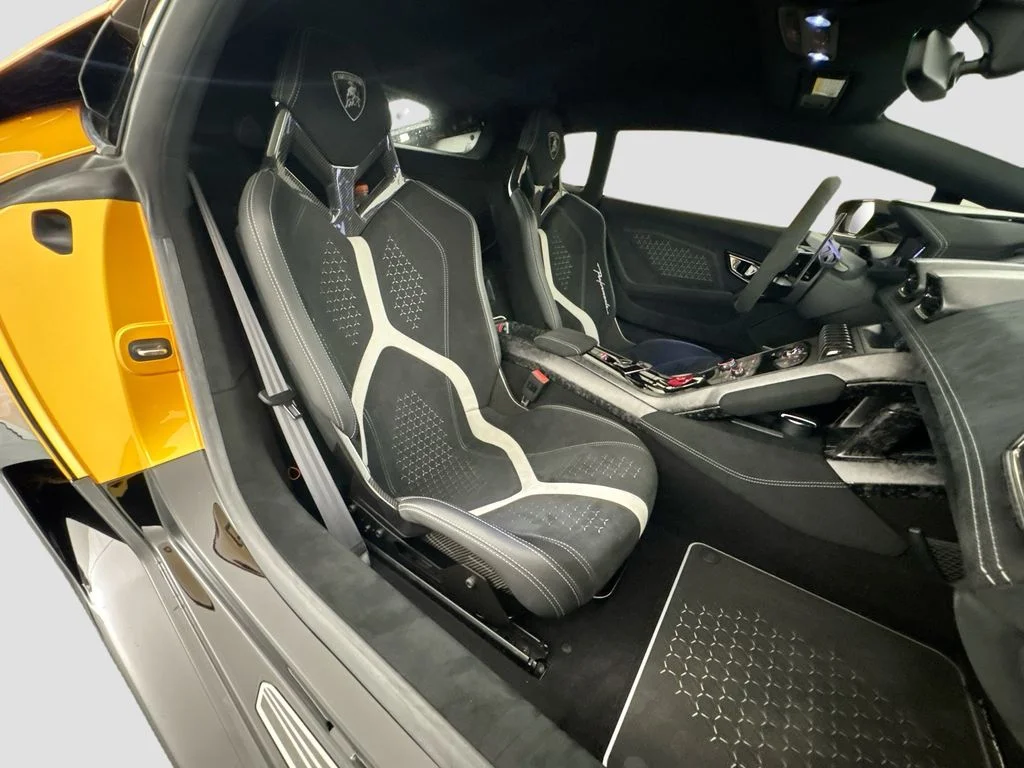 Used 2018 Gold Lamborghini Performante image 29