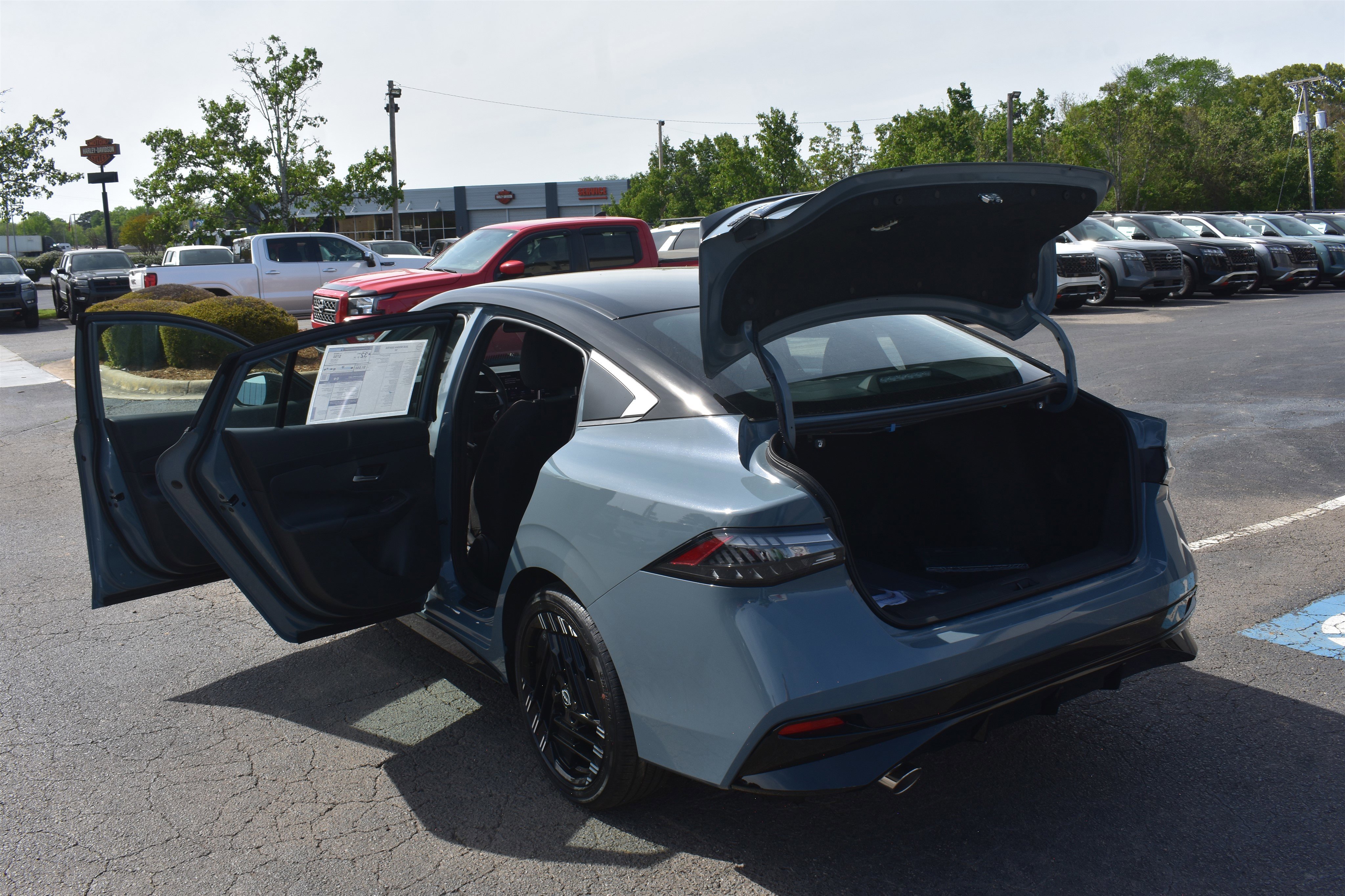 New 2026 Atlantic Gray Metallic / Super Black Two-tone Nissan SR image 16