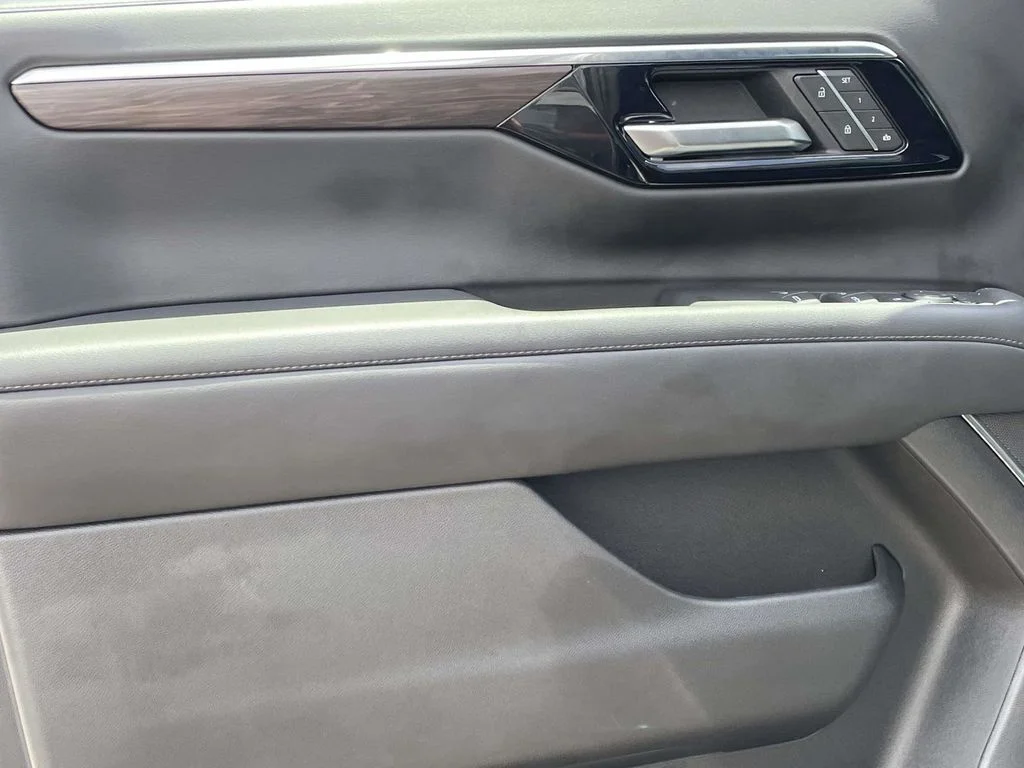 Used 2025 Gray Chevrolet Z71 image 26