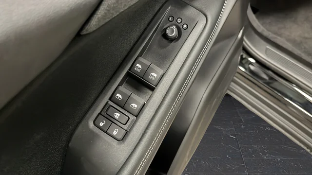 New 2026 Diamond Black Crystal Pearlcoat Jeep Laredo image 20