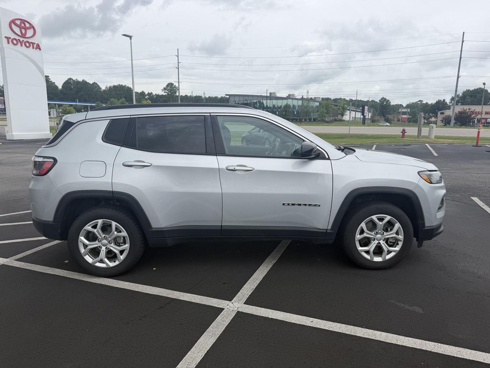 Used 2024 Silver Zynith Metallic Clearcoat Jeep Latitude image 8