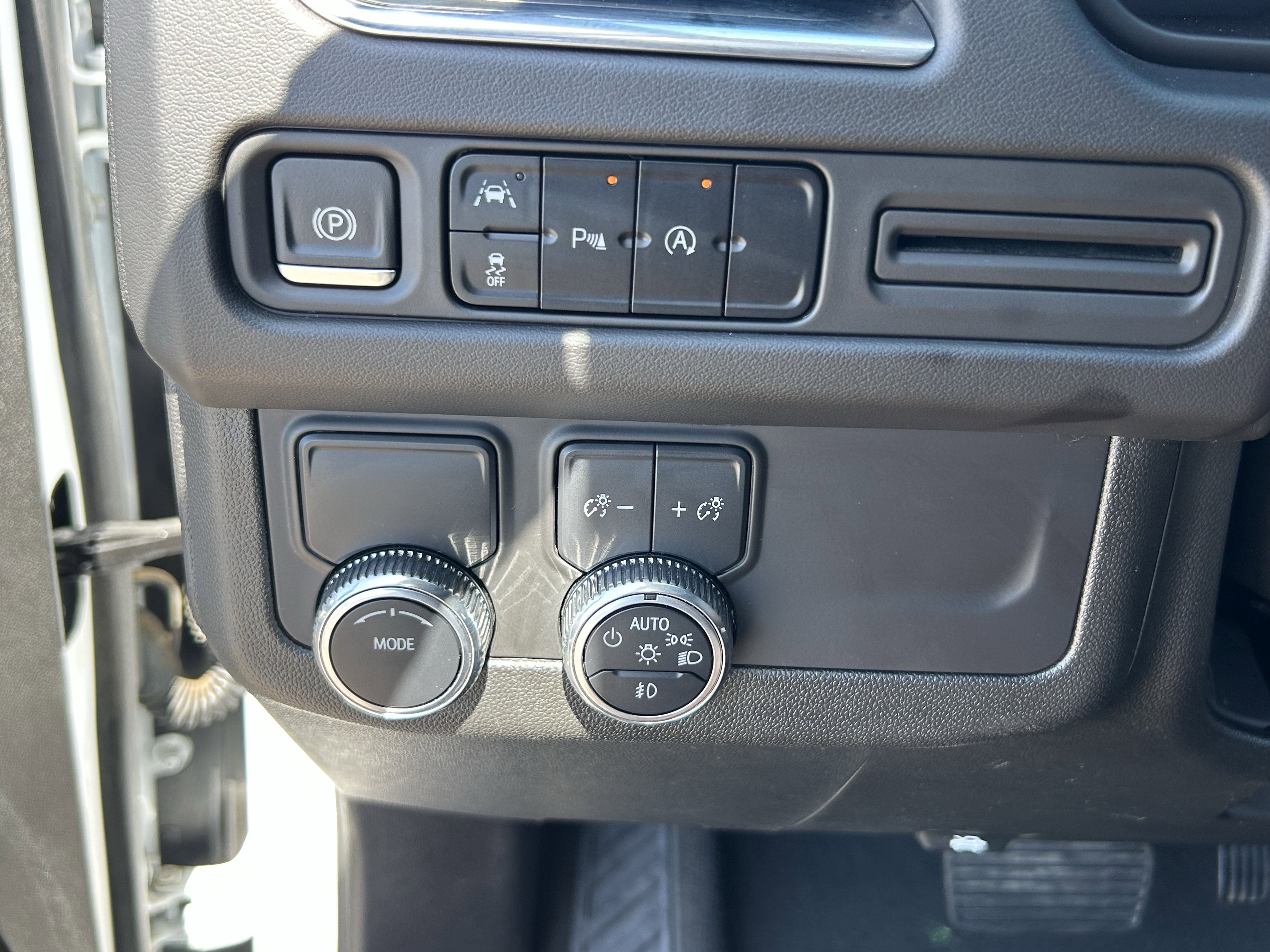 2024 GMC Yukon SLT - Photo 31