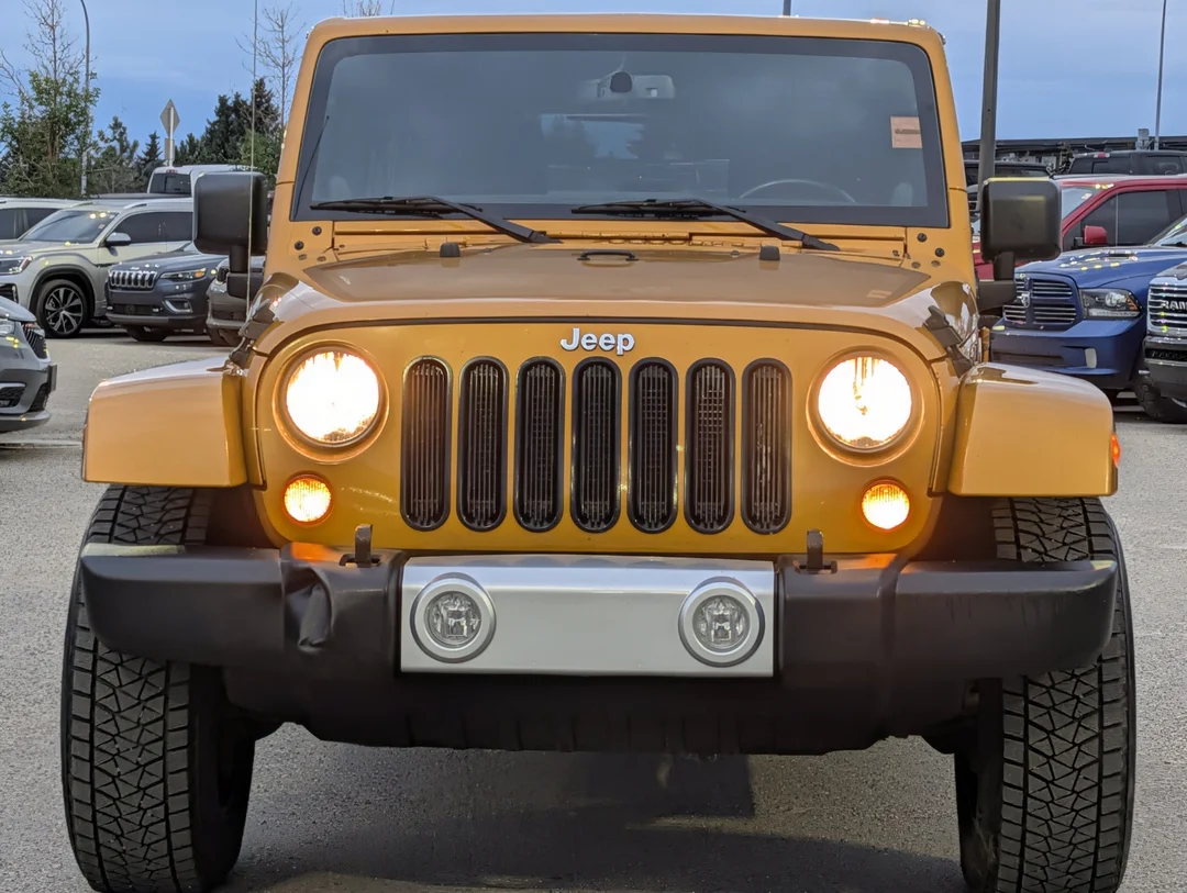Used 2014 ampd Jeep Sahara - - 4x4 - 3.6L -6.5 Touchscreen - NAV -Heated Seats image 3