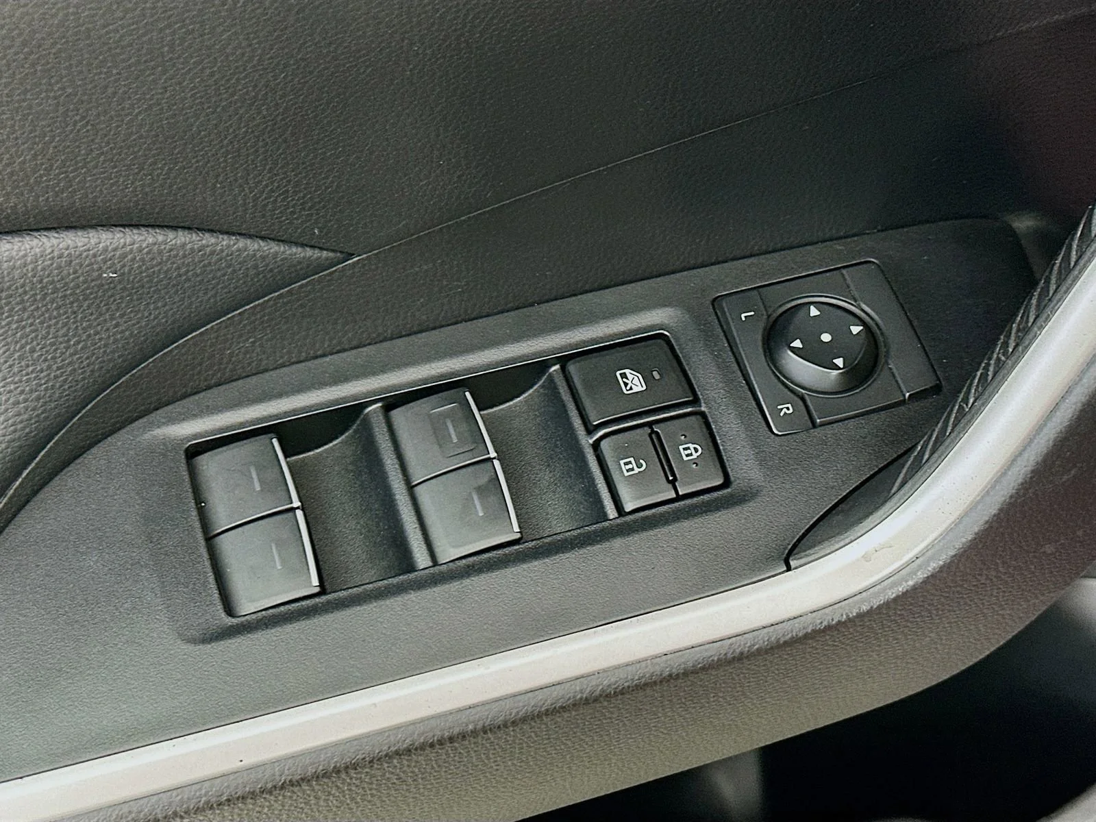 2023 Toyota RAV4 XLE - Photo 19
