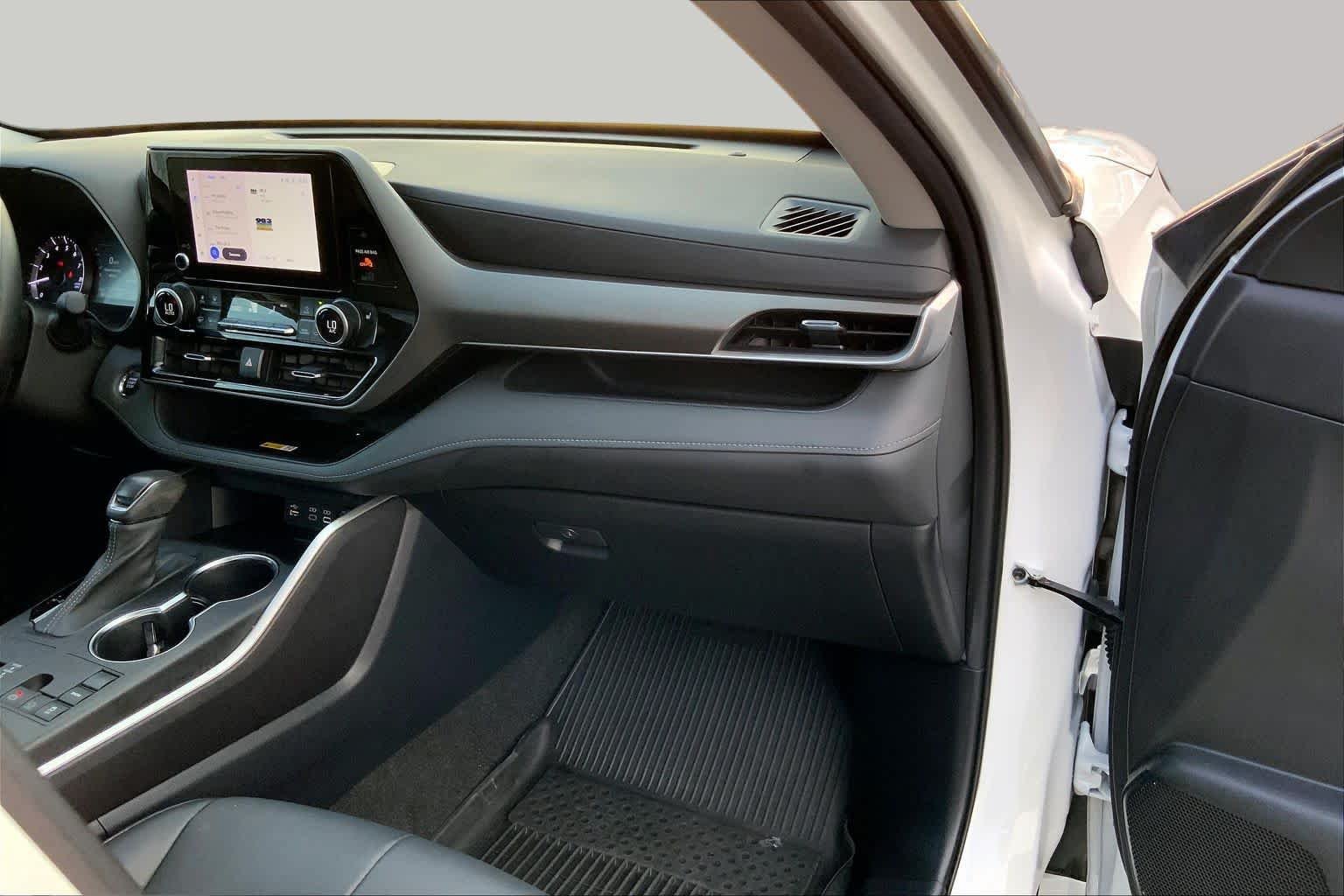 Used 2023 Wind Chill Pearl Toyota XLE image 18