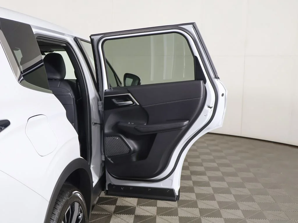 New 2026 White Mitsubishi SE image 24