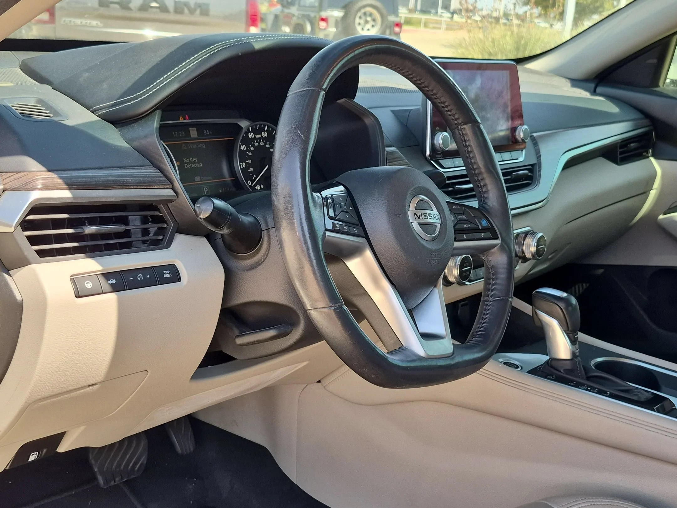 Used 2019 White Nissan 2.5 Platinum image 10