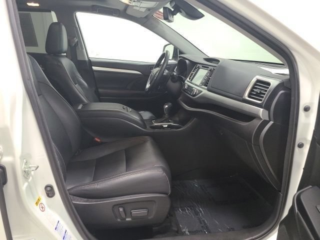 Certified Used 2018 Blizzard Pearl Toyota XLE image 13