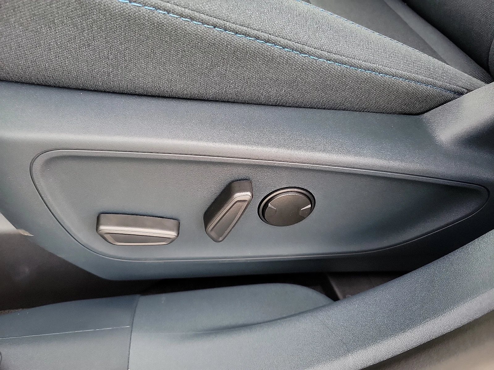 New 2025 Space White Metallic Ford XLT image 14