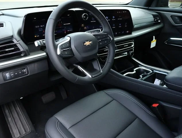 New 2026 Polar White Tricoat Chevrolet LT image 3