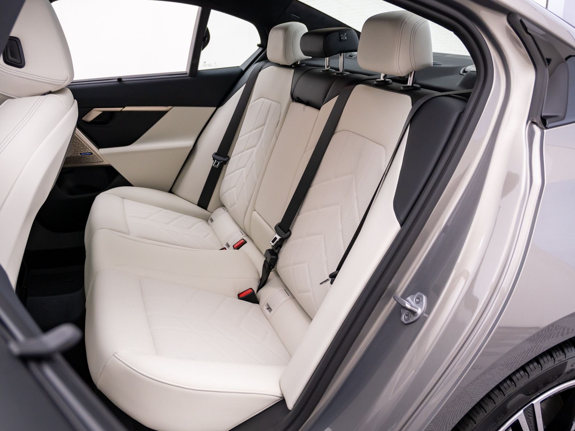 New 2026 Oxide Grey Metallic BMW 530i xDrive image 20