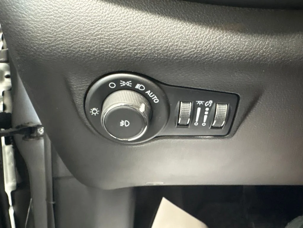 Used 2025 Silver Jeep Trailhawk image 18