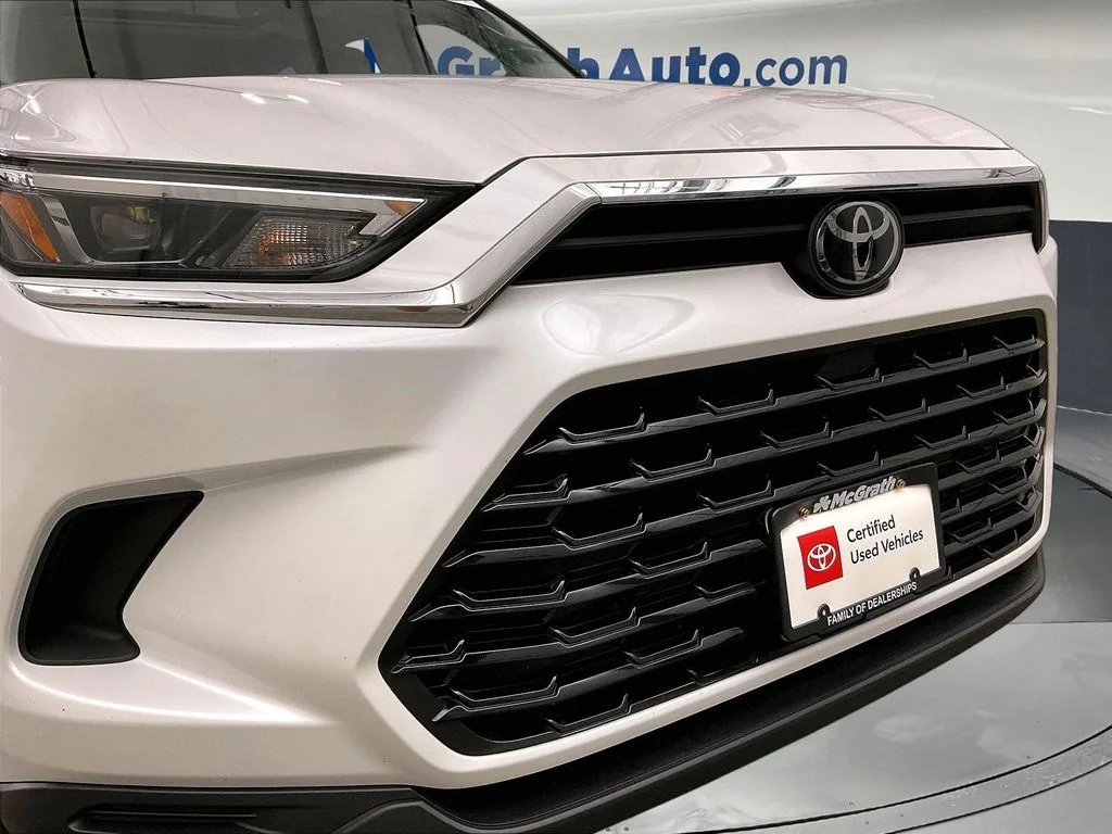 Used 2025 Beige Toyota XLE image 33