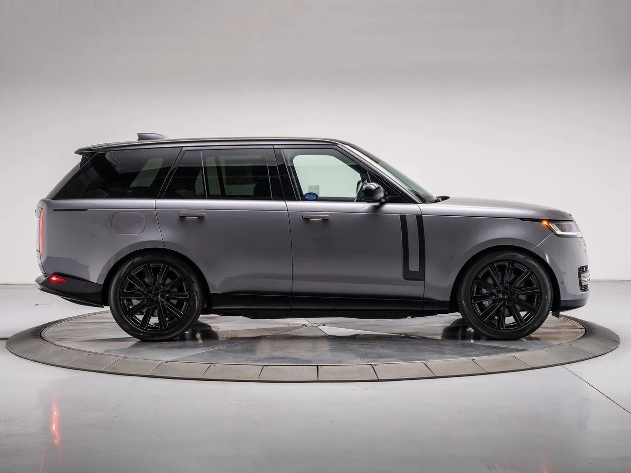 New 2026 Eiger Grey Land Rover P550e SE image 6