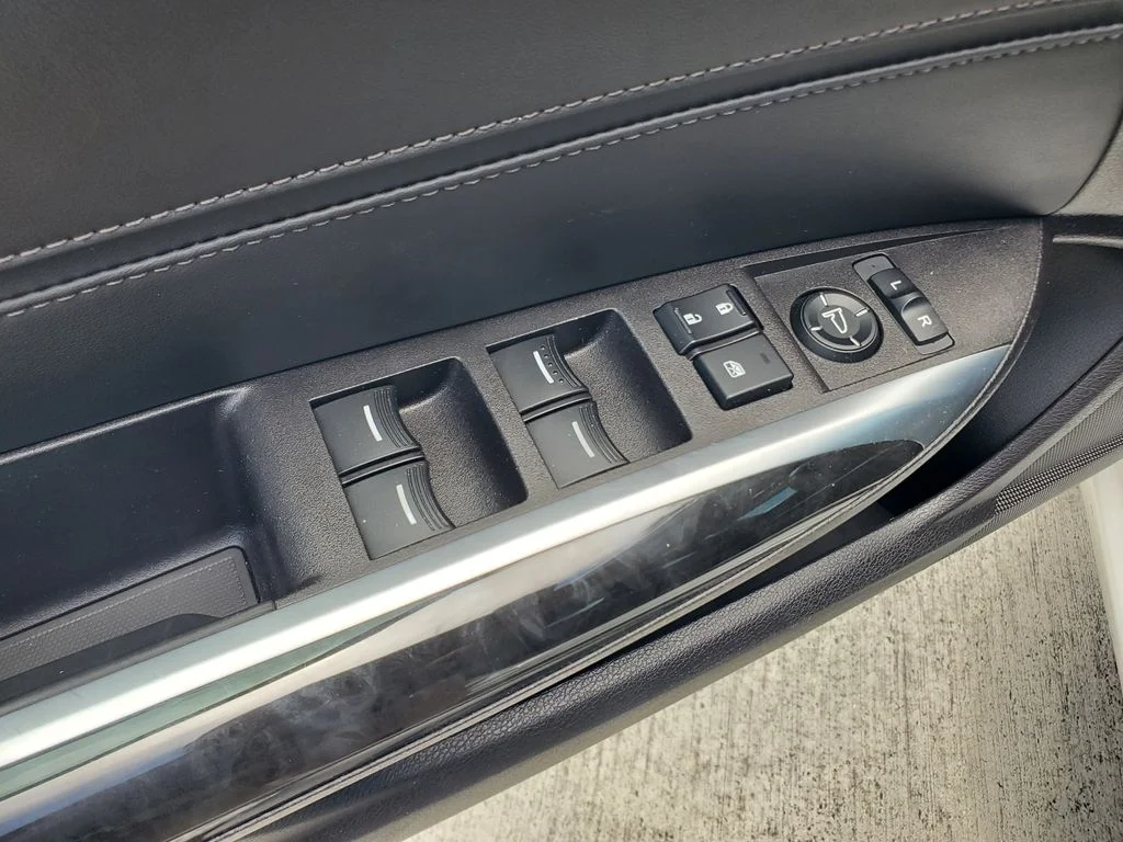 Used 2020 White Acura 2.4L image 19
