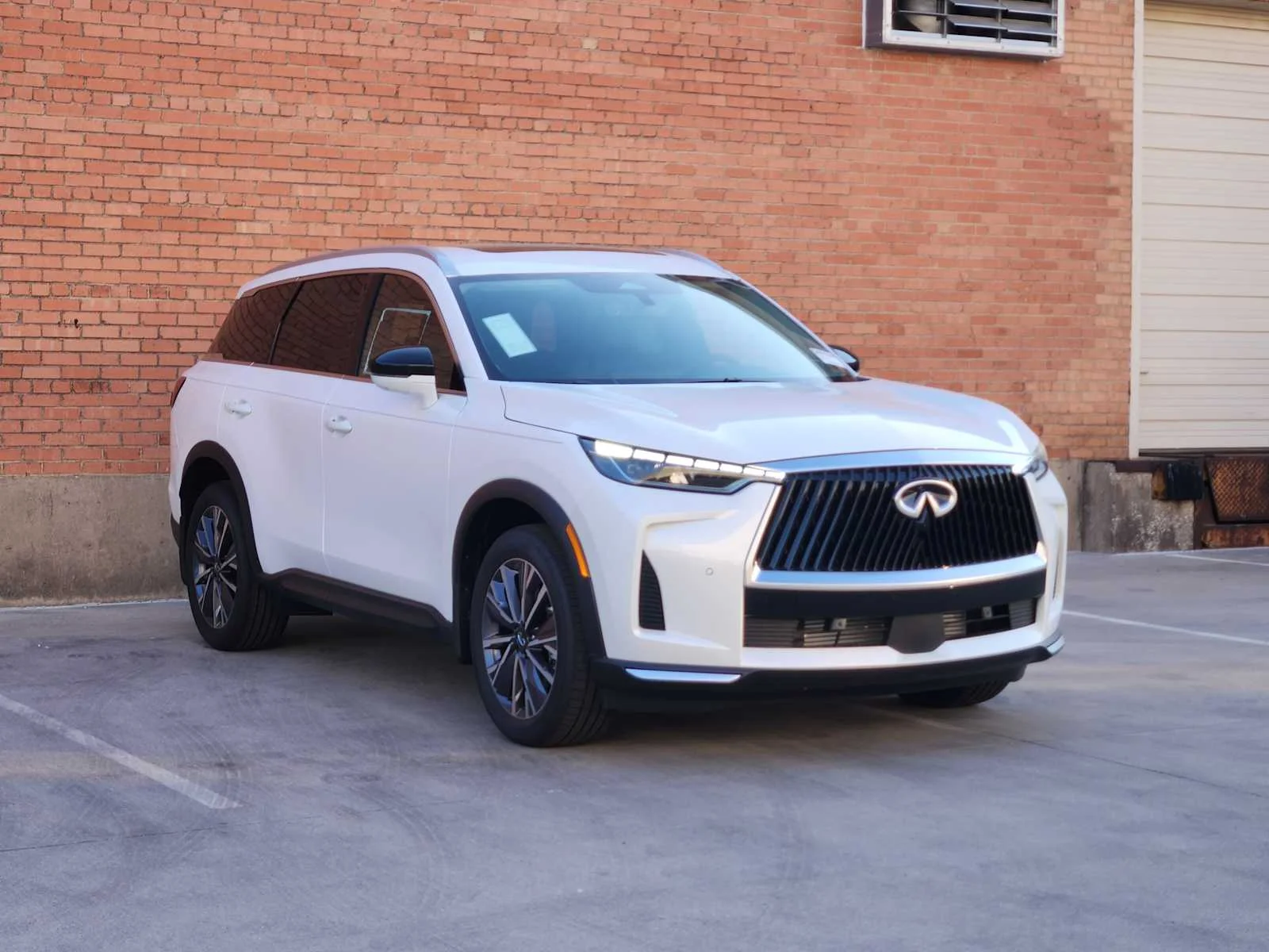 New 2027 RADIANT WHITE INFINITI Luxe FWD image 2
