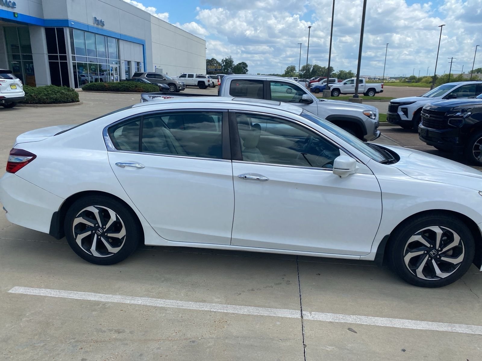Used 2017 White Honda EX-L image 4