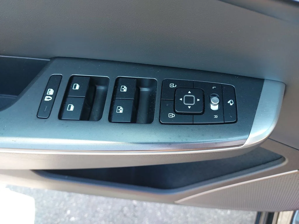 Used 2023 Gray Kia Wind image 28