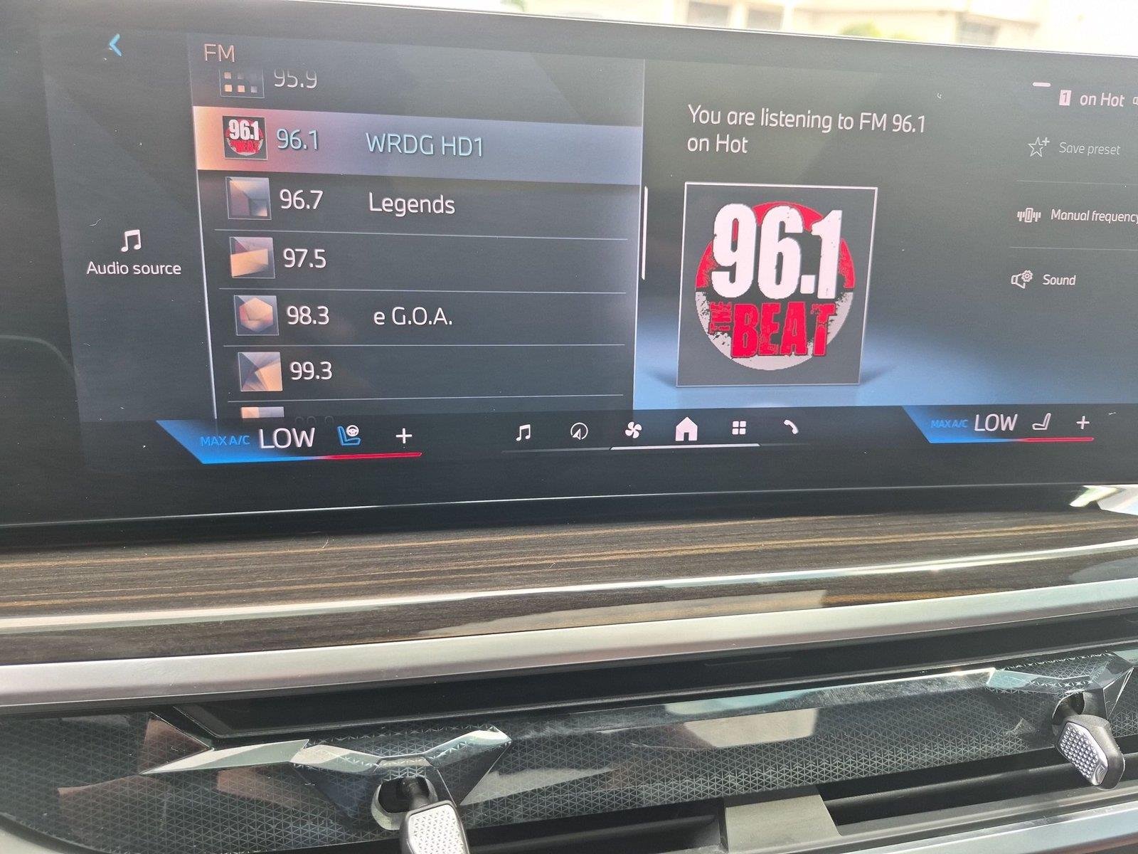 Used 2025 Skyscraper Grey Metallic BMW xDrive40i image 24