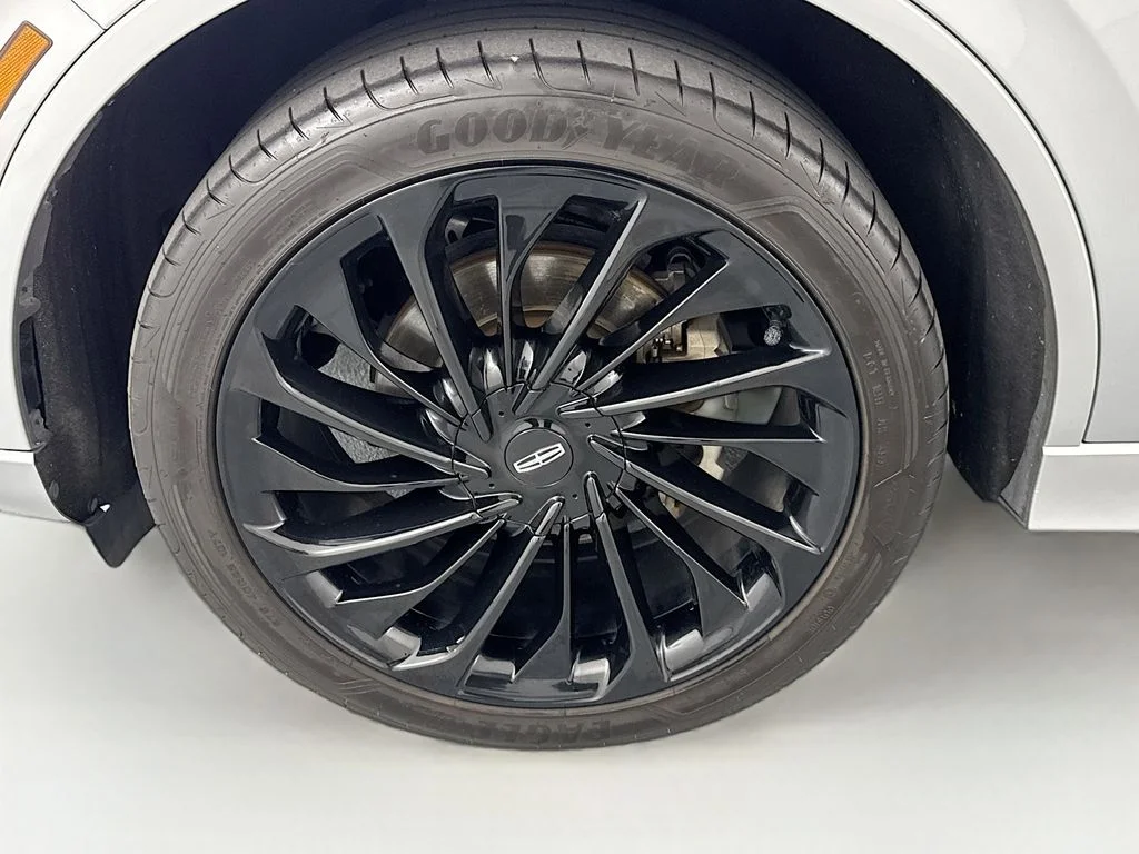 Used 2022 Silver Lincoln Reserve image 32