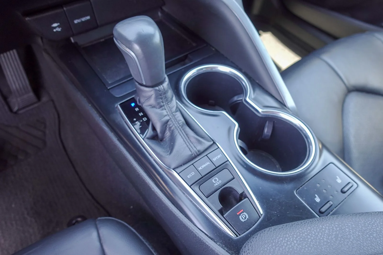 Used 2018 Wind Chill Pearl Toyota XSE image 22