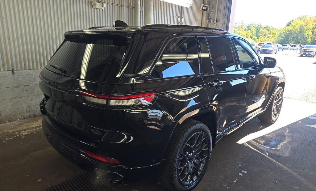 Used 2025 Diamond Black Jeep Summit Reserve image 3
