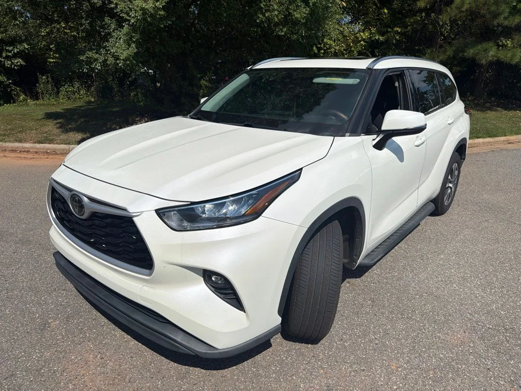 Used 2020 White Toyota XLE image 8