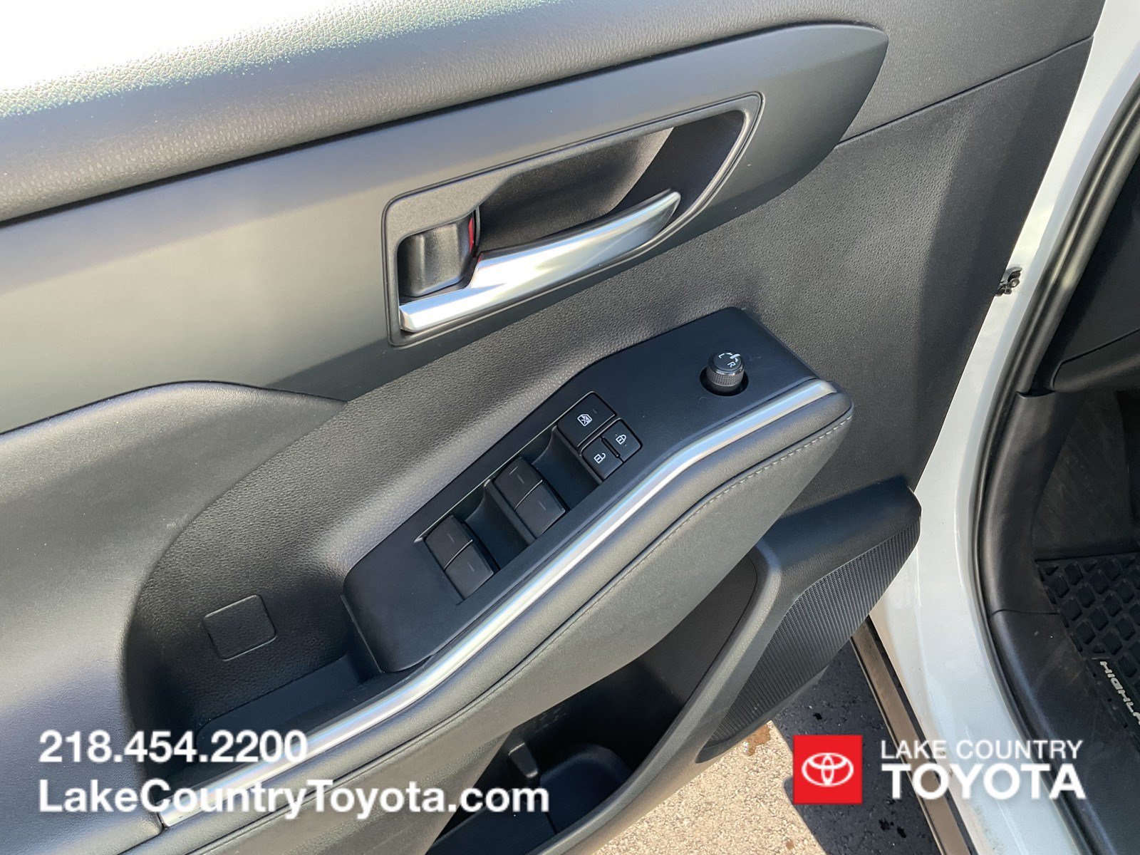 Used 2020 Blizzard Pearl Toyota XLE image 24