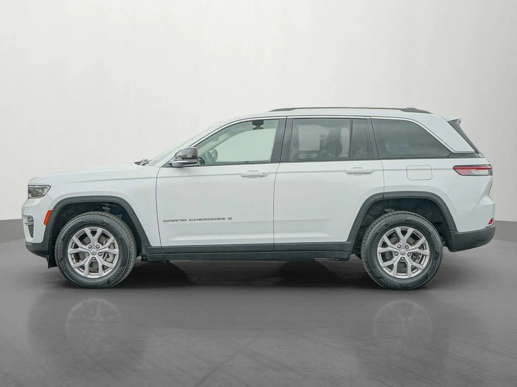 Used 2022 Bright White Clearcoat Jeep Limited image 4