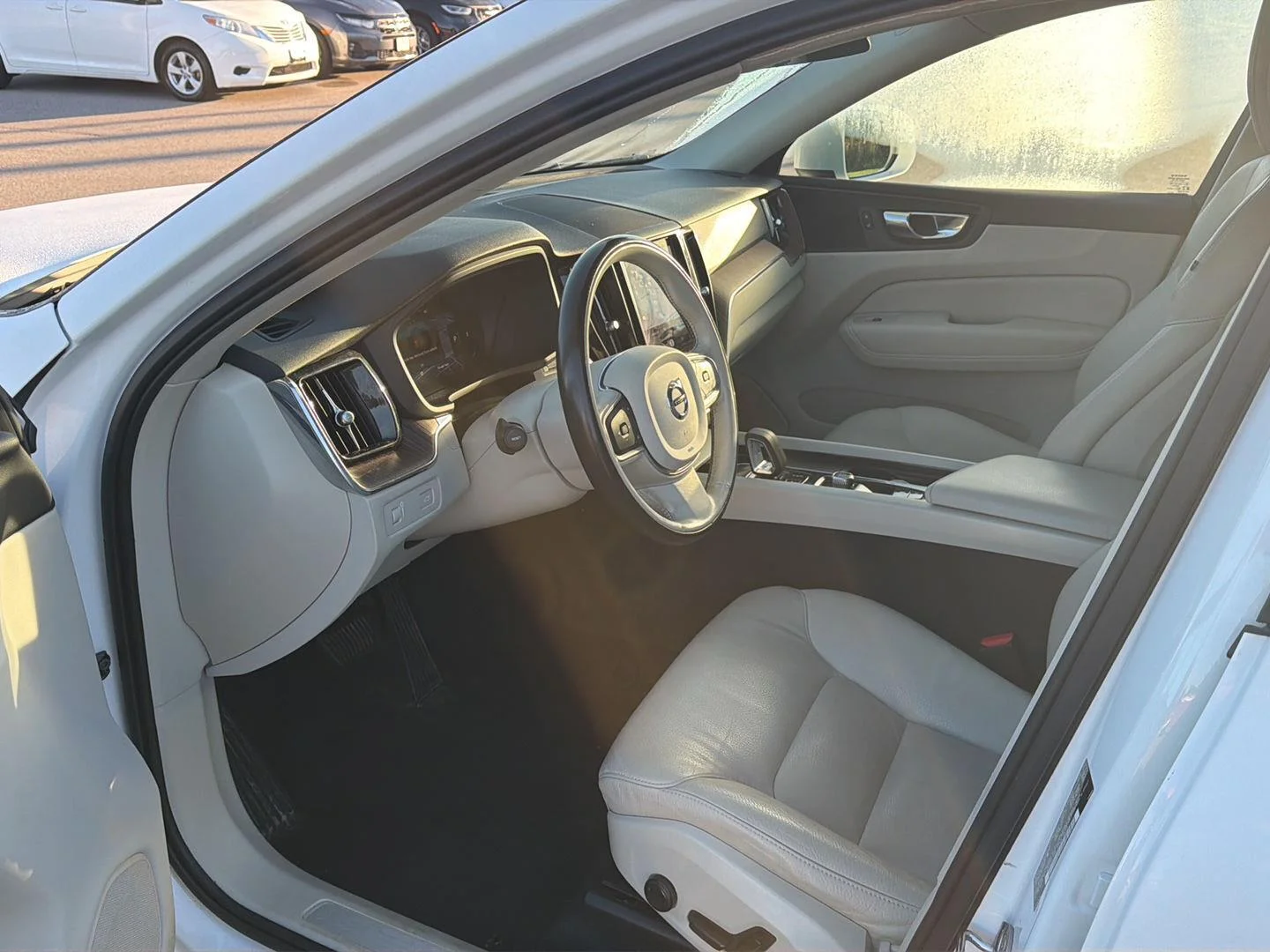 Used 2022  Volvo Momentum image 8