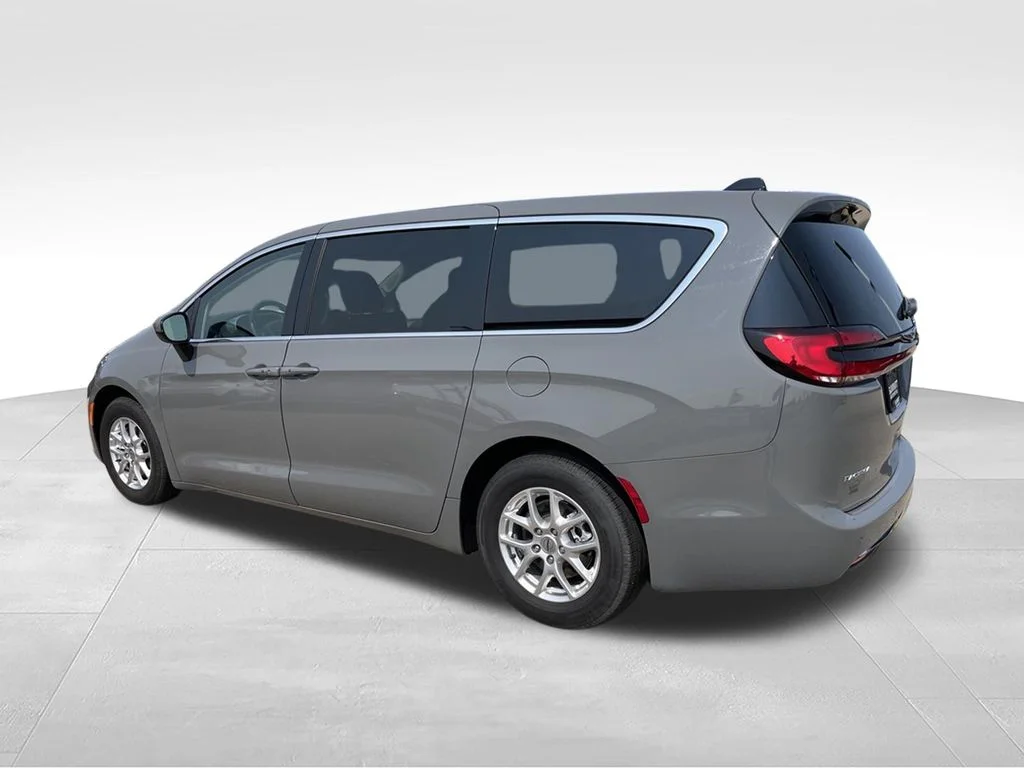 Used 2023 Ceramic Gray Clearcoat Chrysler Touring L image 6
