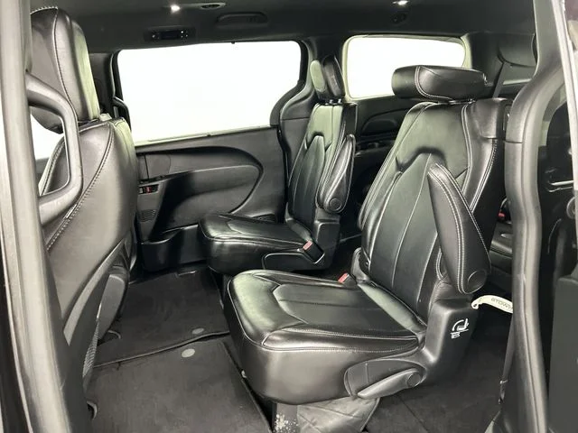 Used 2025 Black Chrysler Select image 27