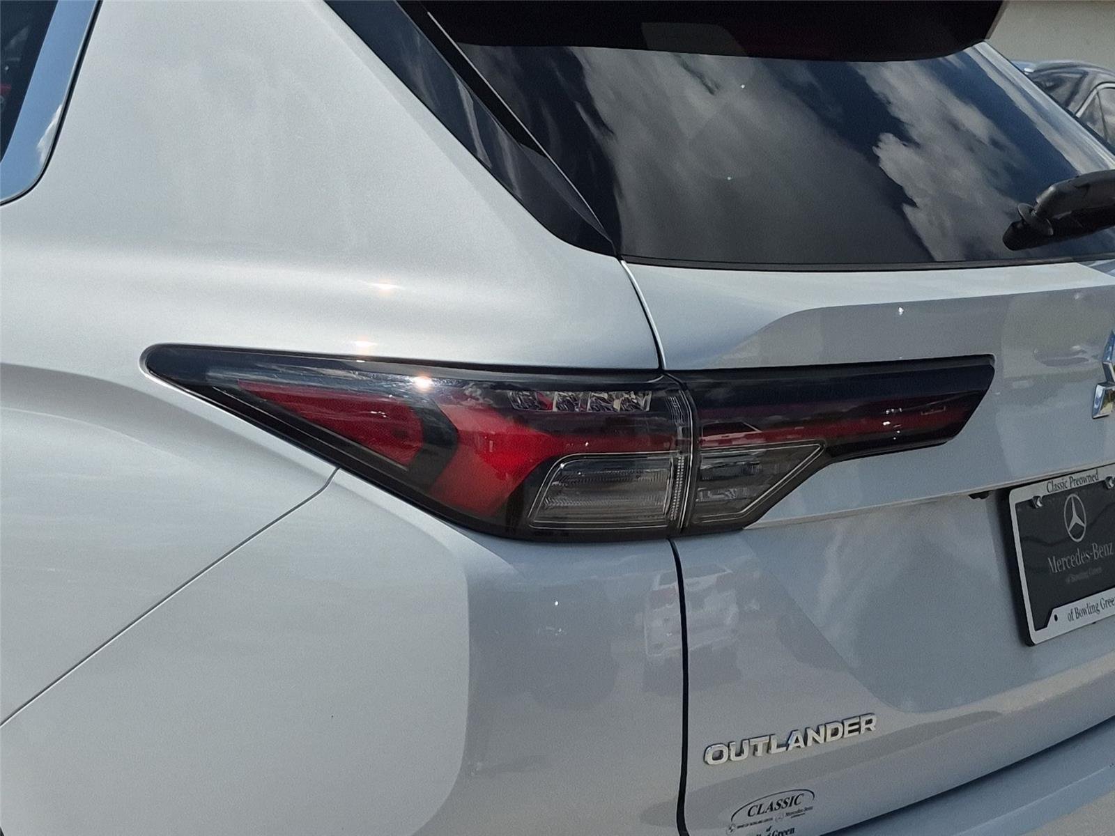 Used 2025 White Diamond Mitsubishi ES image 12