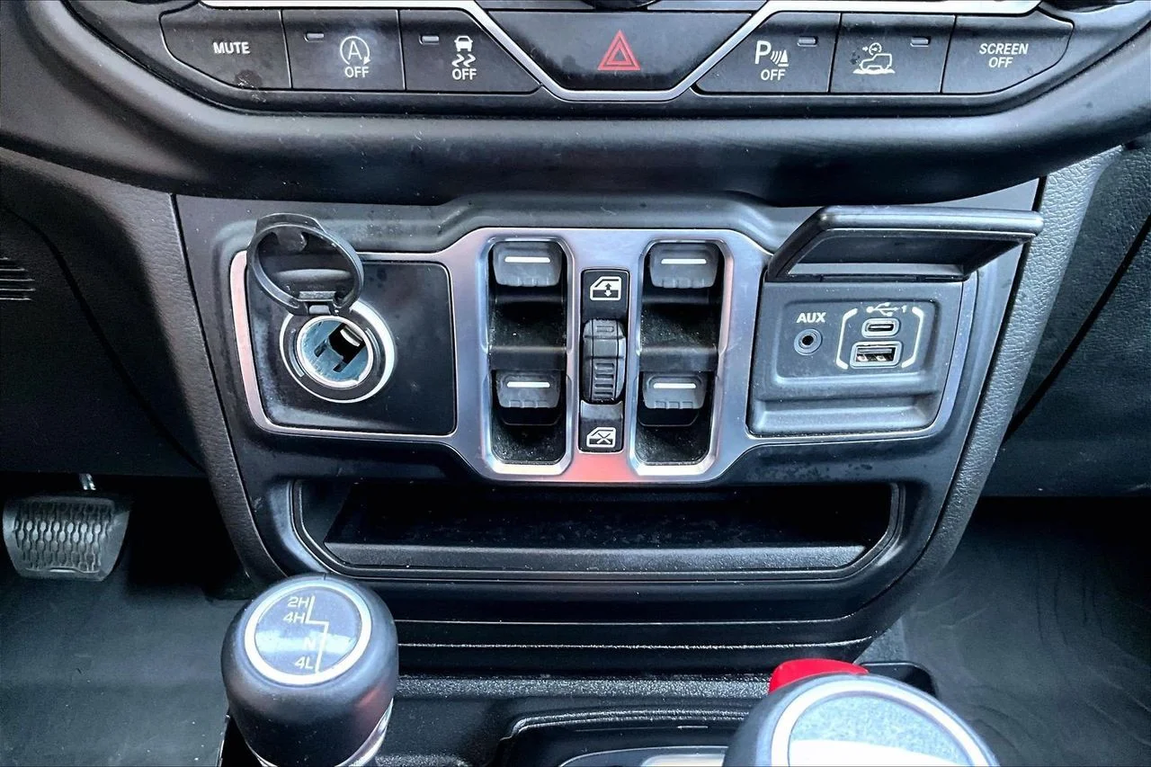 Used 2022 Green Jeep Overland image 17