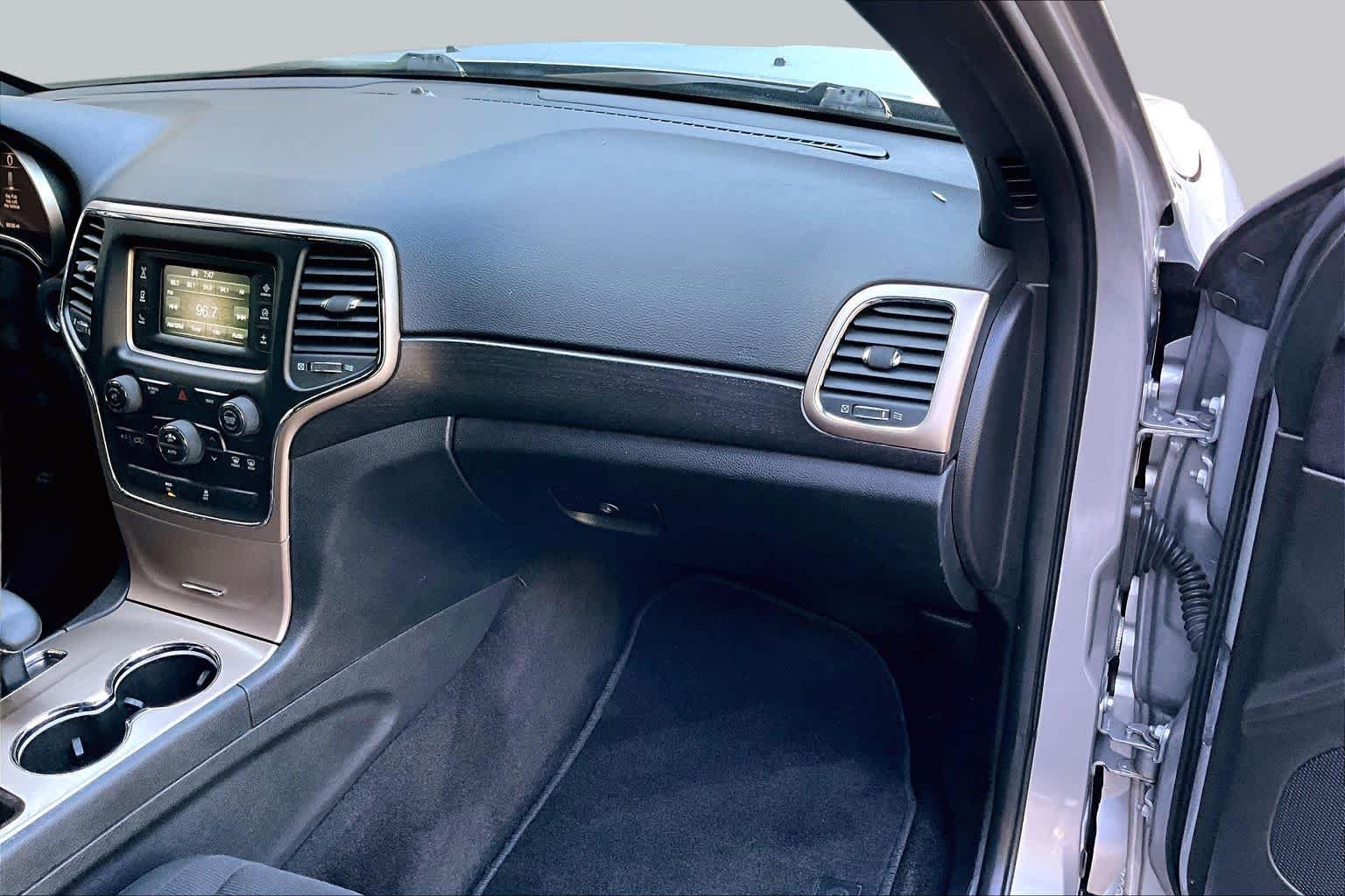 Used 2015 Billet Silver Metallic Clearcoat Jeep Laredo image 18