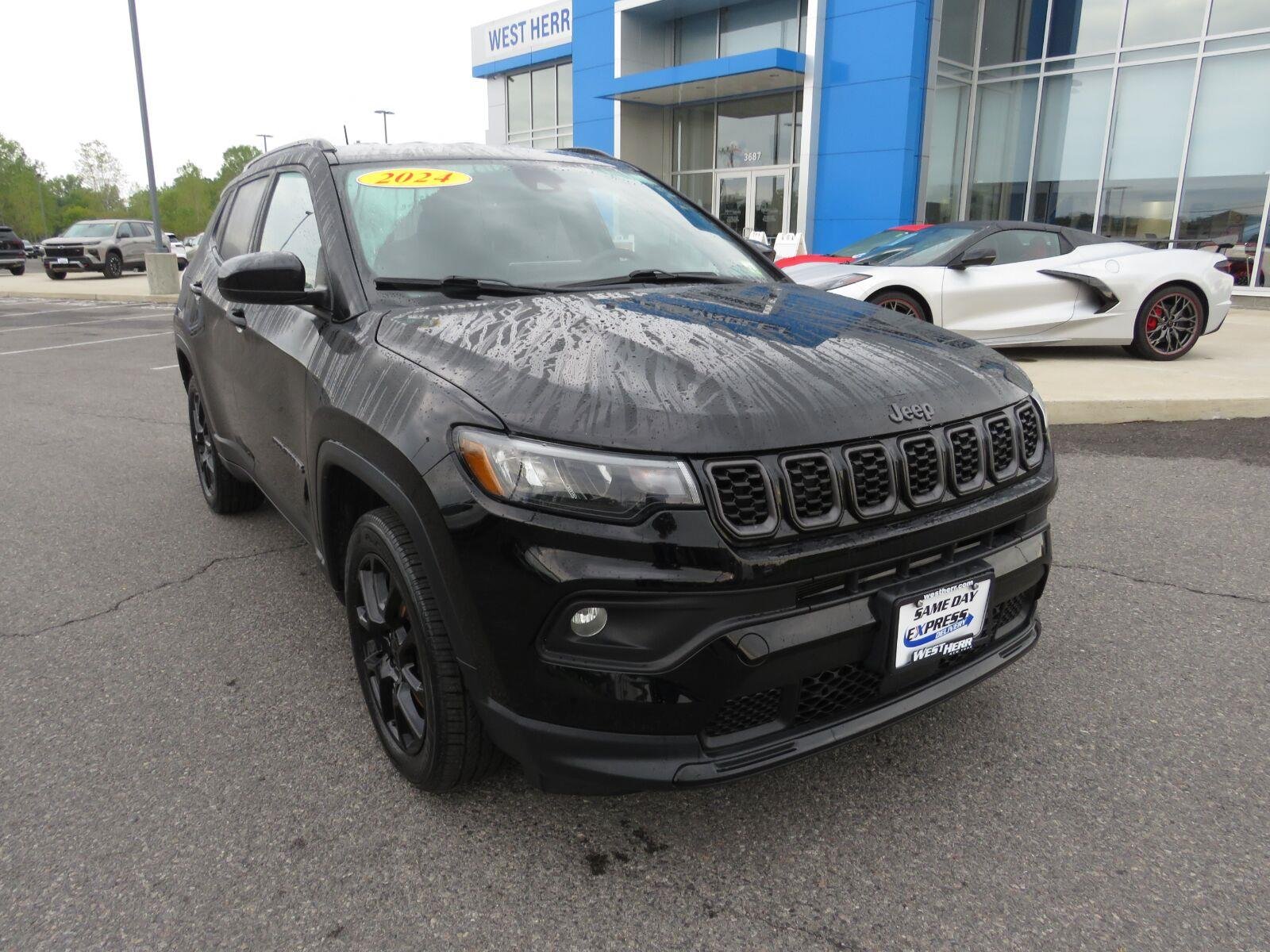 Used 2024 Diamond Black Crystal Pearlcoat Jeep Latitude image 3