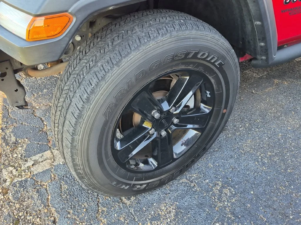 Used 2018  Jeep Sport image 7
