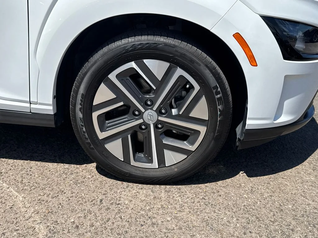 Used 2023 White Hyundai SEL image 8